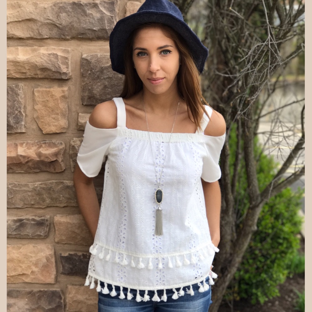 🌸🆕Tassels & Eyelet Blouse - Picture 2 of 5