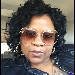 Meet your Posher, Charmian