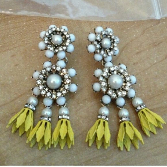 Banana Republic Jewelry - ISO LOOKING FOR THESE BANANA REPUBLIC DROP EARRING