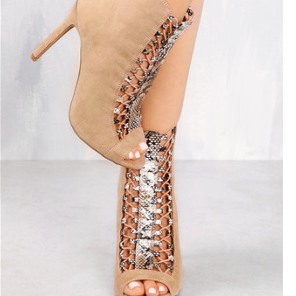 Sultry Charmer- Nude with snakeskin heels