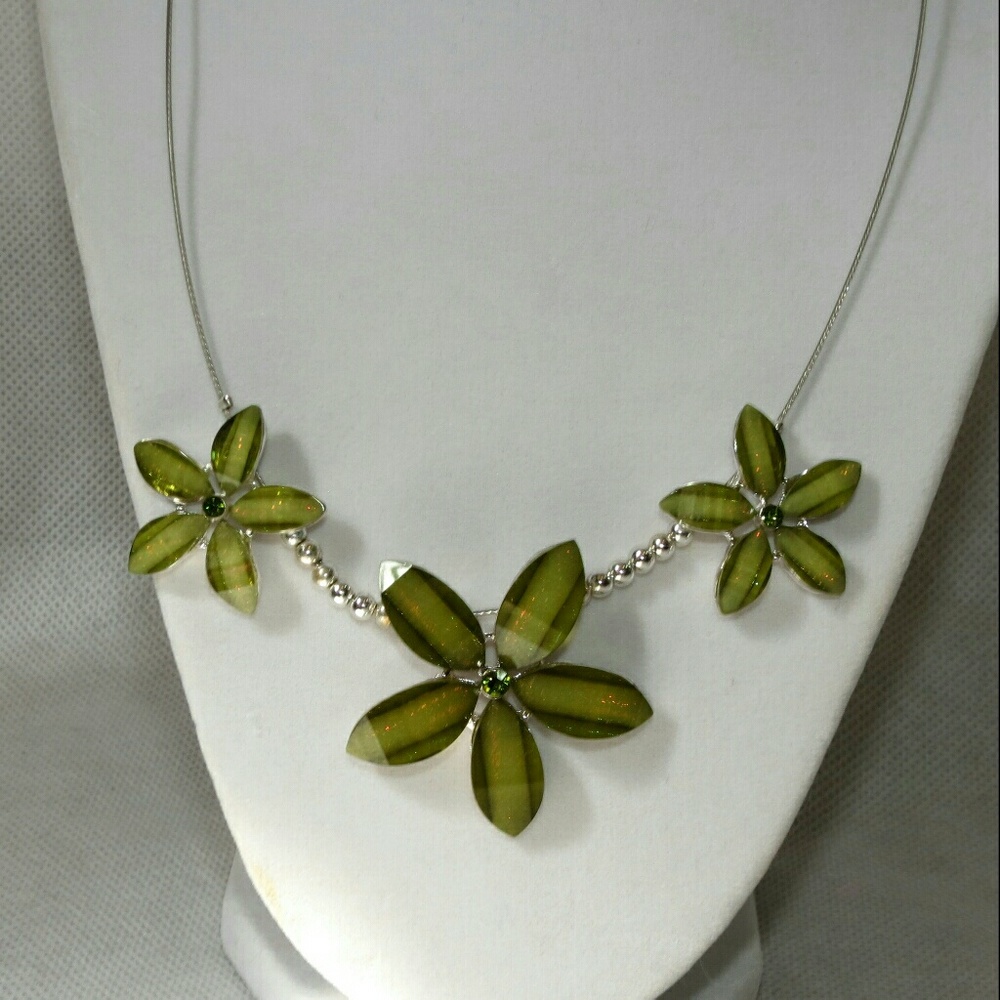 Green flower necklace - Picture 2 of 2
