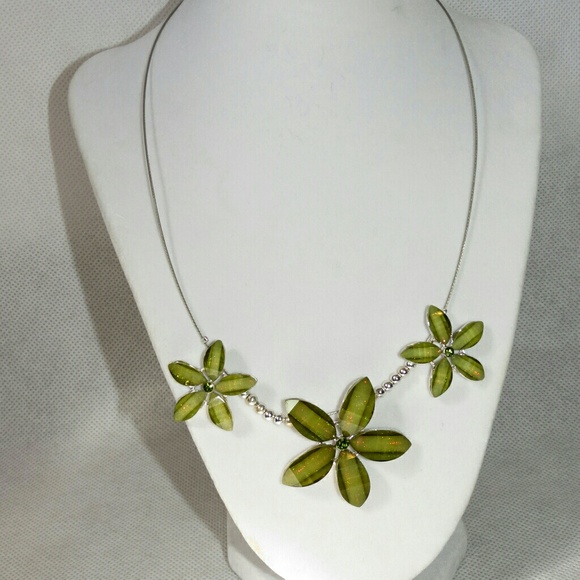 Jewelry - Green flower necklace