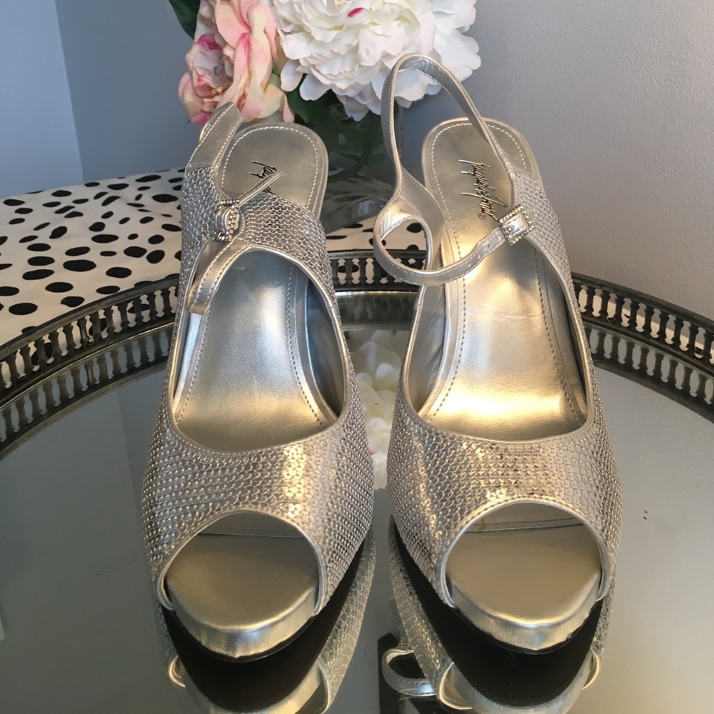 Silver sequin pump