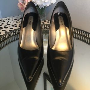 Basic black pumps