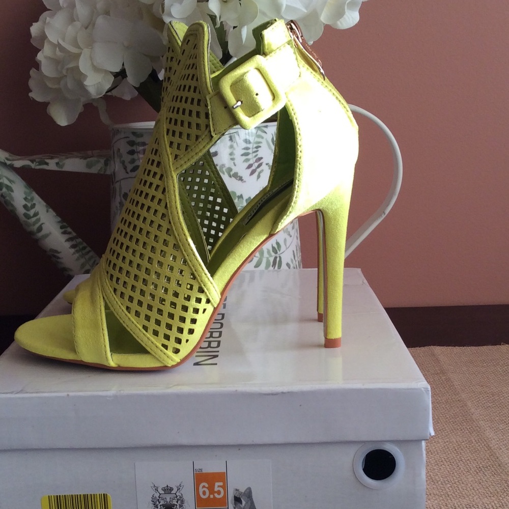 NWT Yellow Cape Robbin Heels - size 6.5