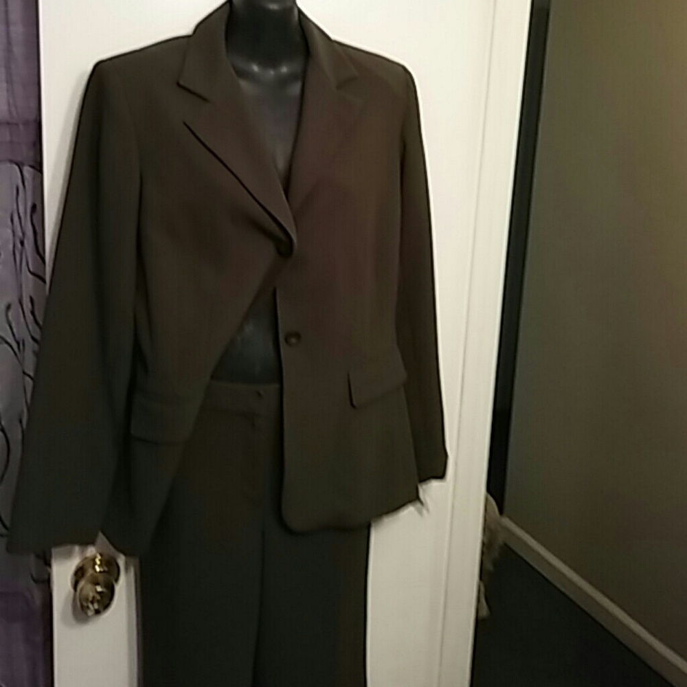 Jones Wear Essentials Olive 2 pc Suit