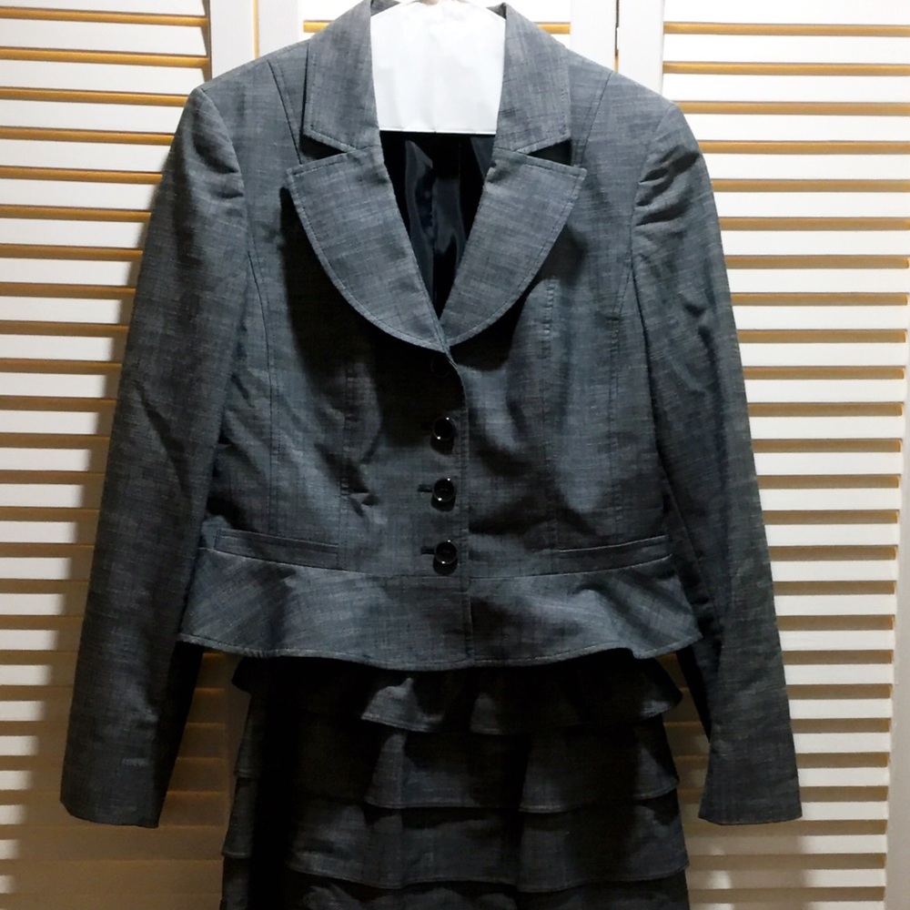 Ladies jacket and skirt set from Nine West.