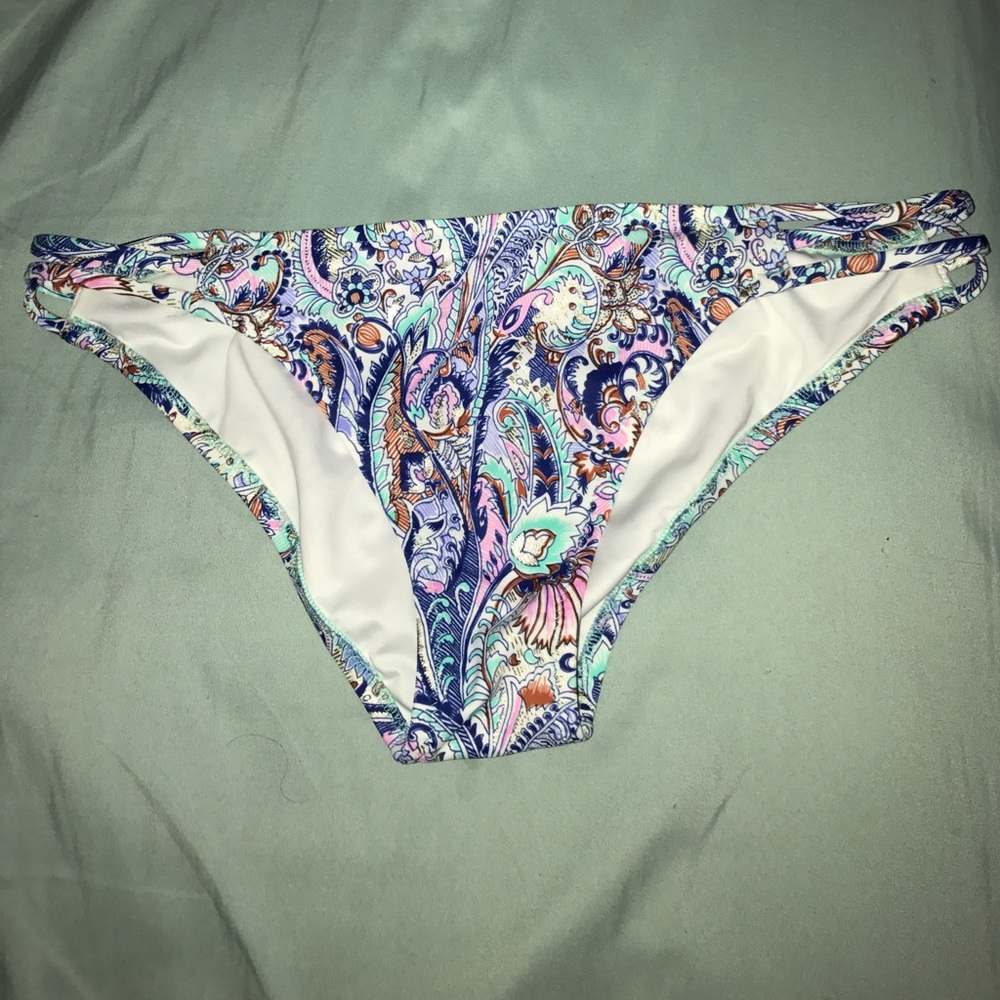 NWOT VS BIKINI BOTTOMS 😍