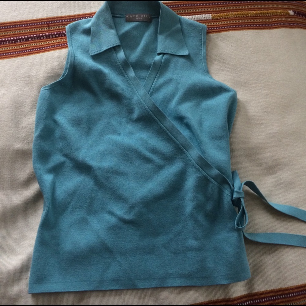 Sleeveless knit, light blue tie shirt