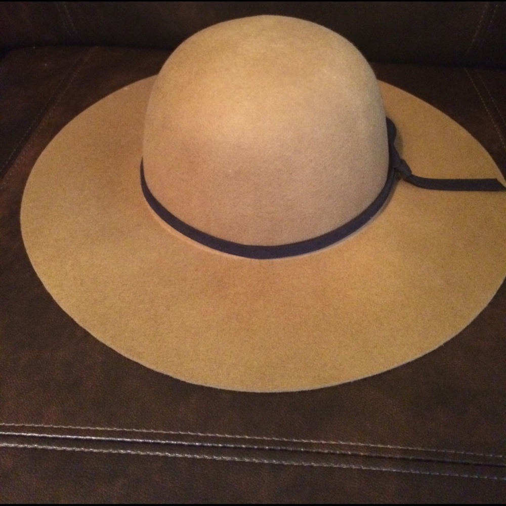 Camel Floppy Hat. NWT !!