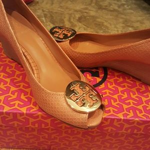 Tory Burch chestnut/gold Sally wedges! Size 7.5