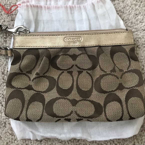 Coach wristlet- used condition - Picture 4 of 7