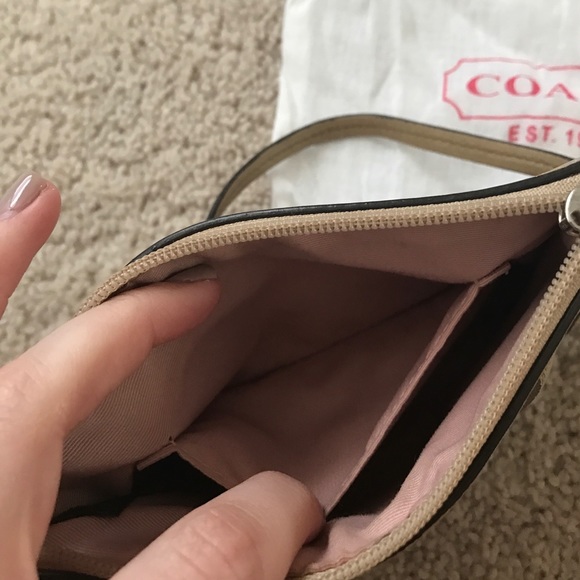 Coach wristlet- used condition - Picture 6 of 7