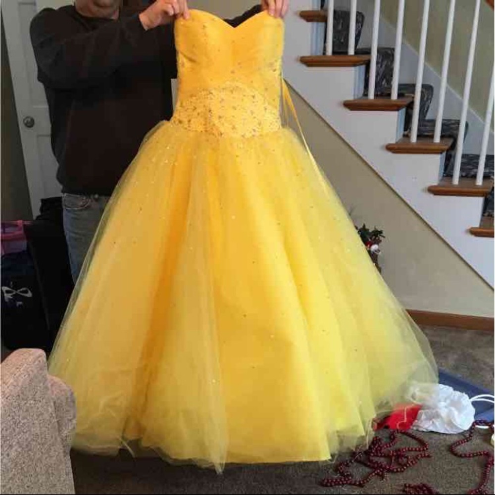 Yellow Mori Lee Prom Ball Gown: size 2 Corset