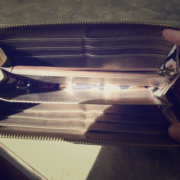 Designer Wallet - Picture 3 of 4