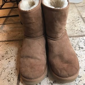youth size 5 chestnut colored uggs