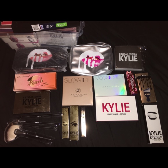 Makeup - Picture 1 of 1