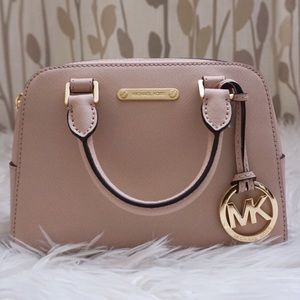 ✨MICHAEL KORS✨ HANDBAG✨👜🙌🏼 ⬇️⬇️PRICE DOWN⬇️⬇️