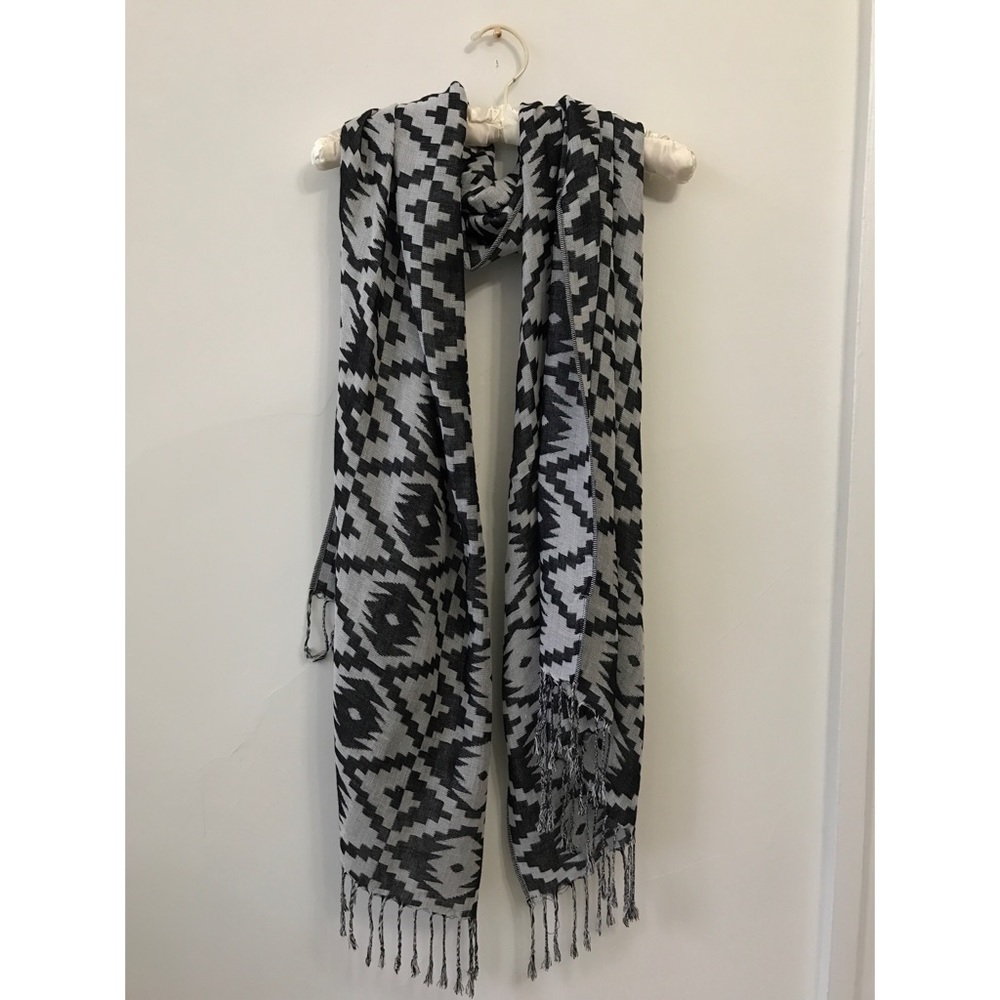 Black and white scarf