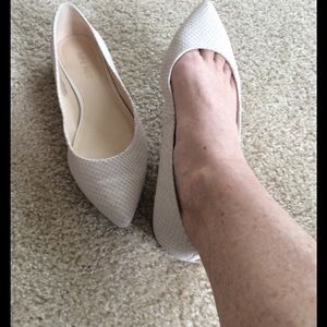Cream color snack skin texture flats
