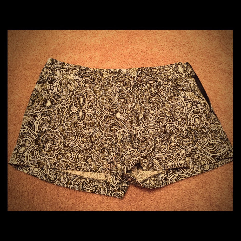 Women's black & white printed dress shorts, size 4