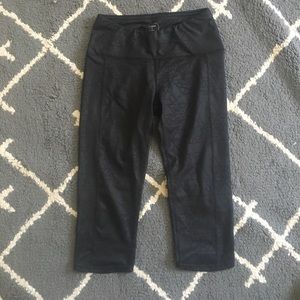 Oiselle Black Widow Capri leggings