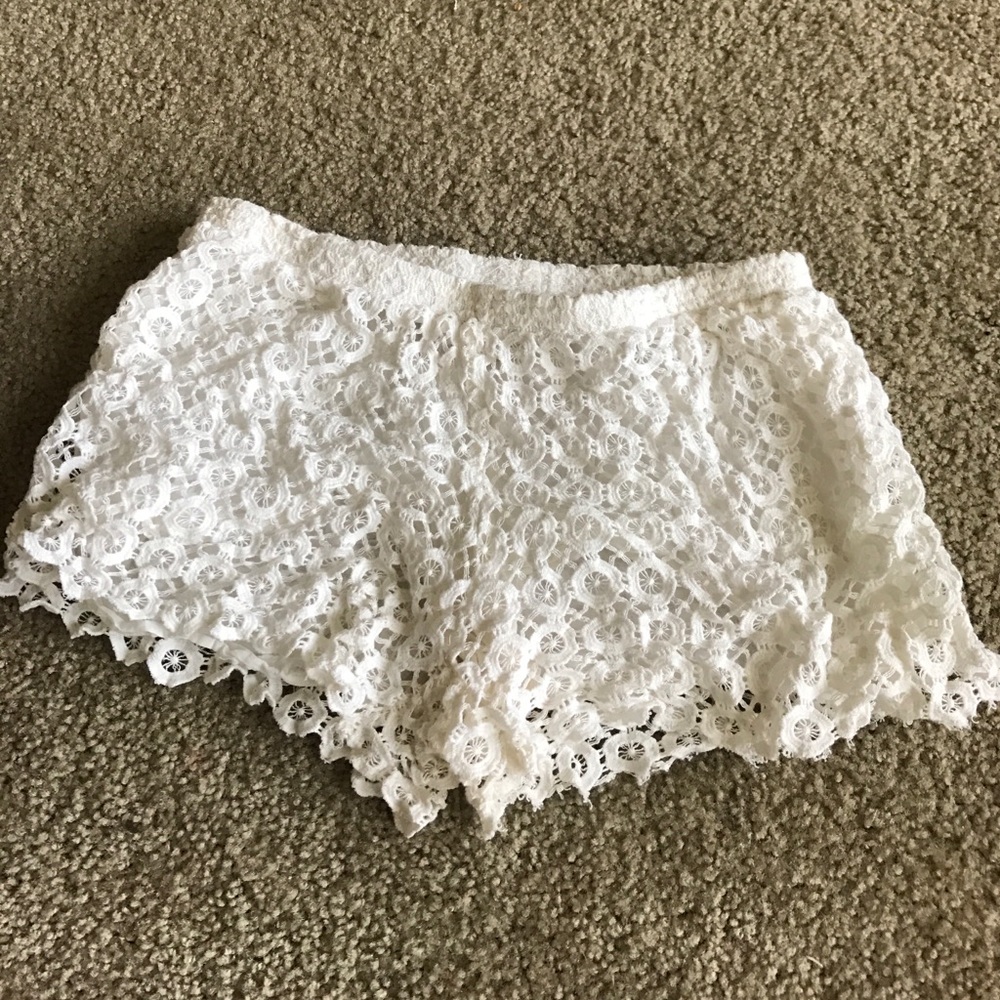White Cotton shorts / elastic band