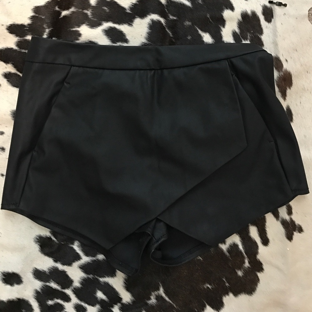 Express 00 pleather skort faux leather black