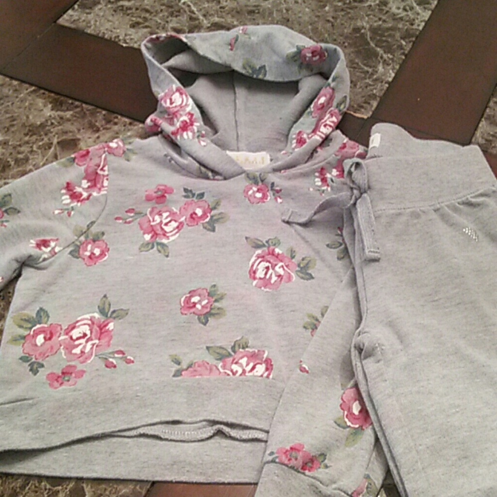 Girls Guess sweatpant outfit