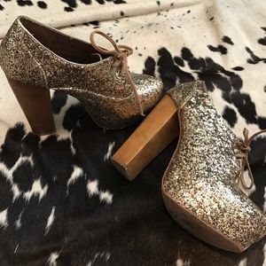 Steve Madden gold glitter lace up platform 6.5