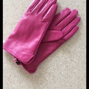 Pink leather size 7 gloves, black fleece lining