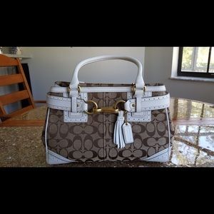 Coach hamptons signature khaki c white