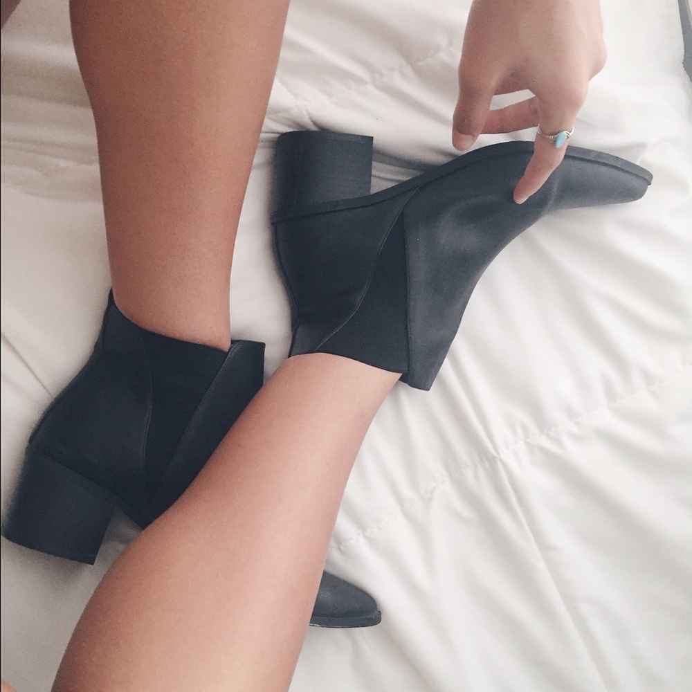 Pointy toe faux leather boots 🙌🏻