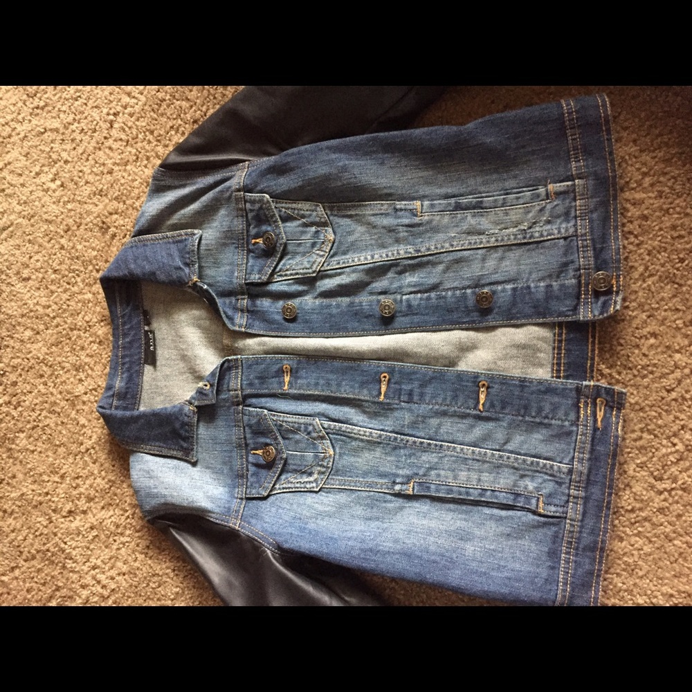 Jean jacket with leather sleeve
