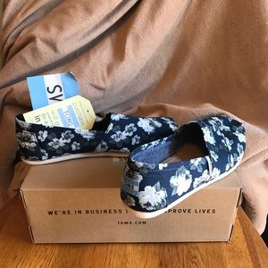 TOMS-NWT-Navy Grey Floral Classic size 8
