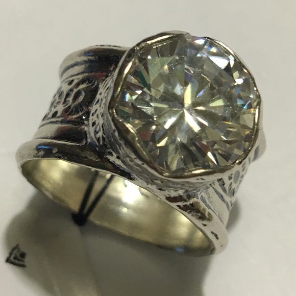 Meet your Posher, Julie - Picture 1 of 1