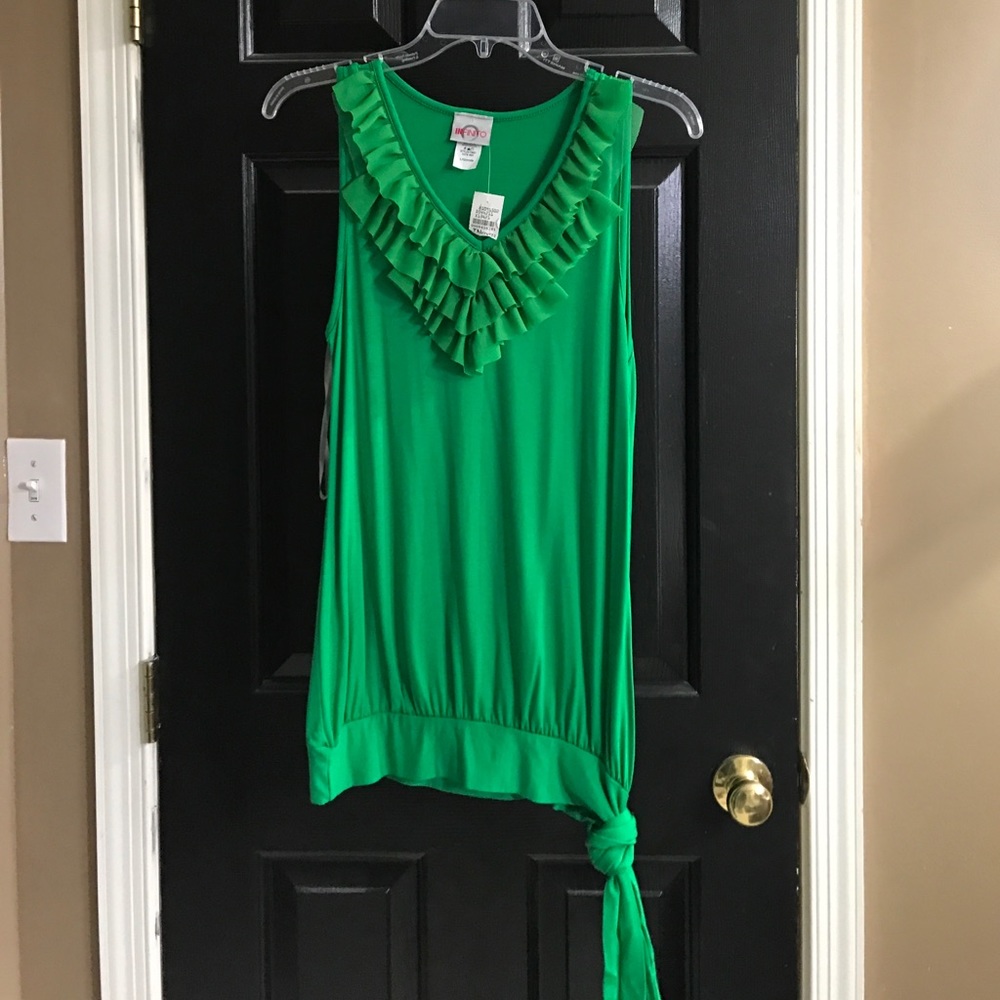 Never worn sleeveless blouse. Large