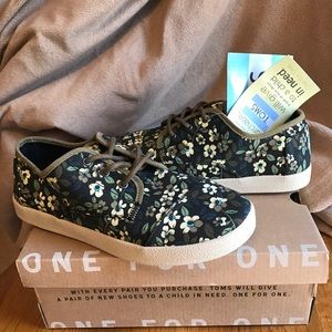 TOMS -NWT- Black Canvas Printed Floral