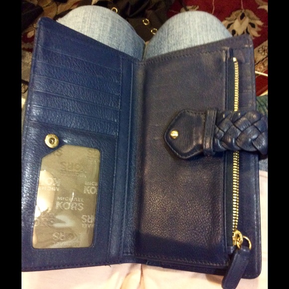 Never used MKORS wallet - Picture 2 of 2