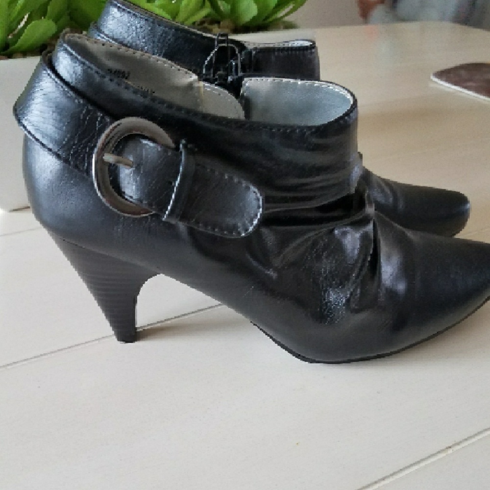 MIDWAY black ankle boots