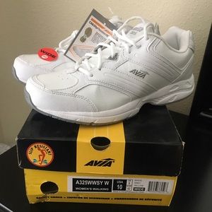 White tennis shoes wide width