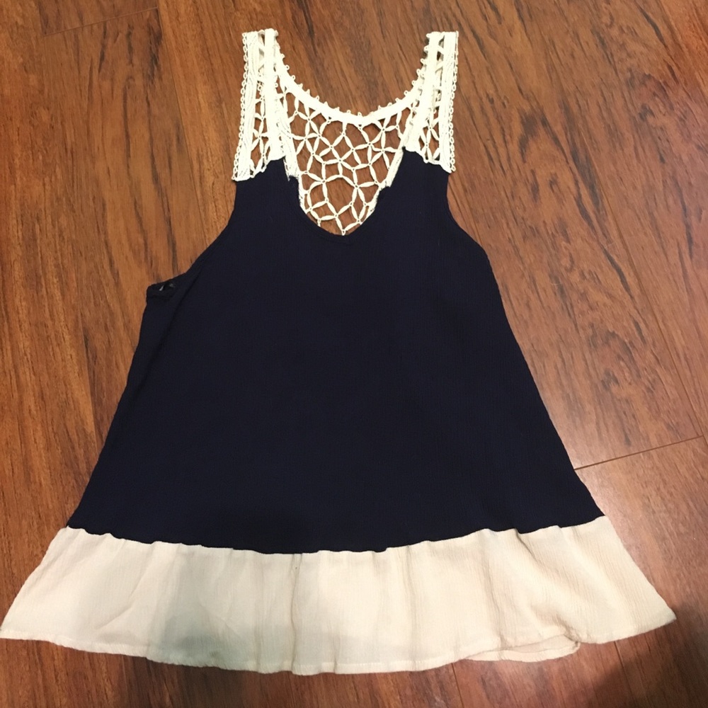 medium sleeveless shirt