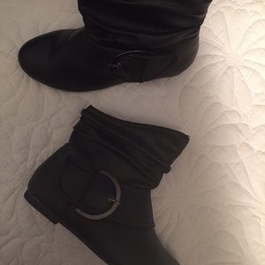 Low profile black boots