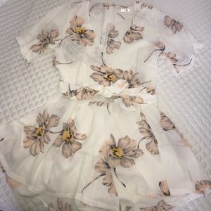 ❣️deep v neck floral romper❣️