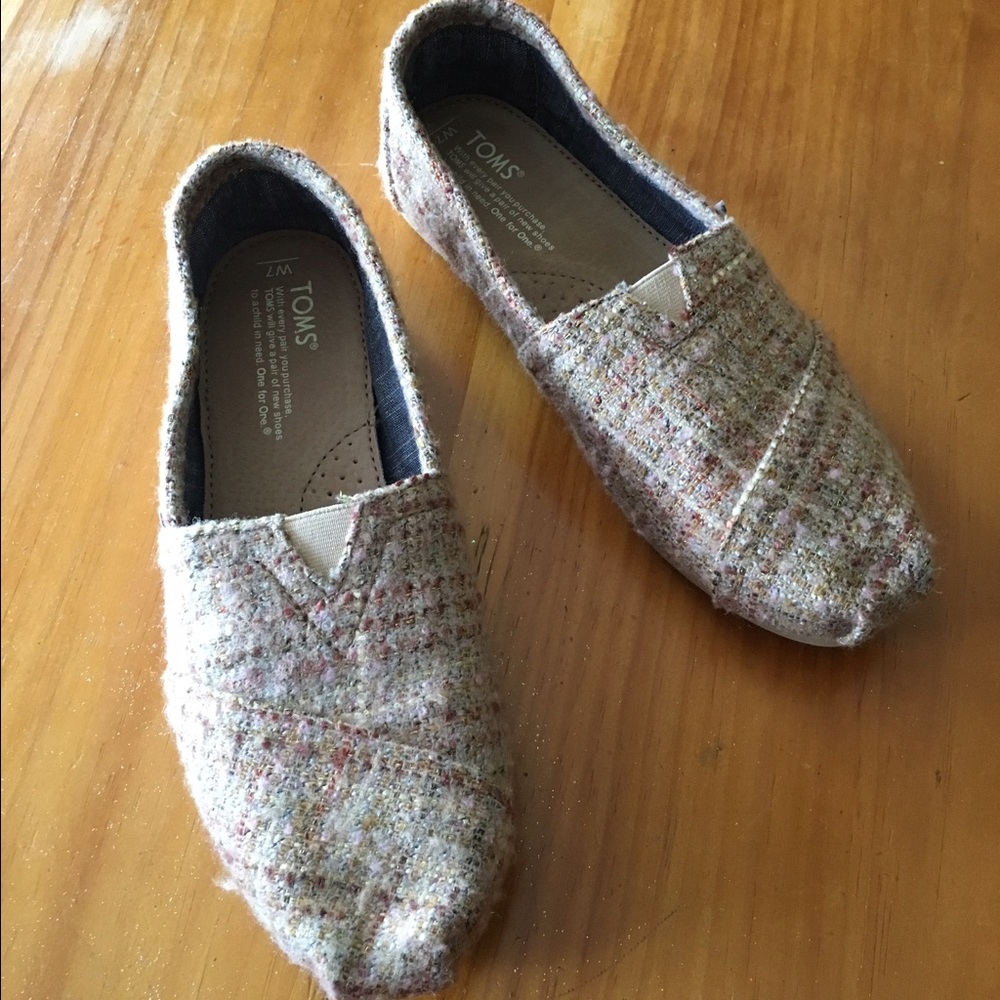 Gold woven Toms! Only worn once!