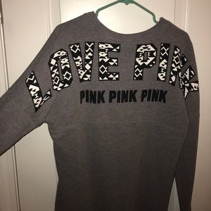 VS Jersey T with tribal print writing