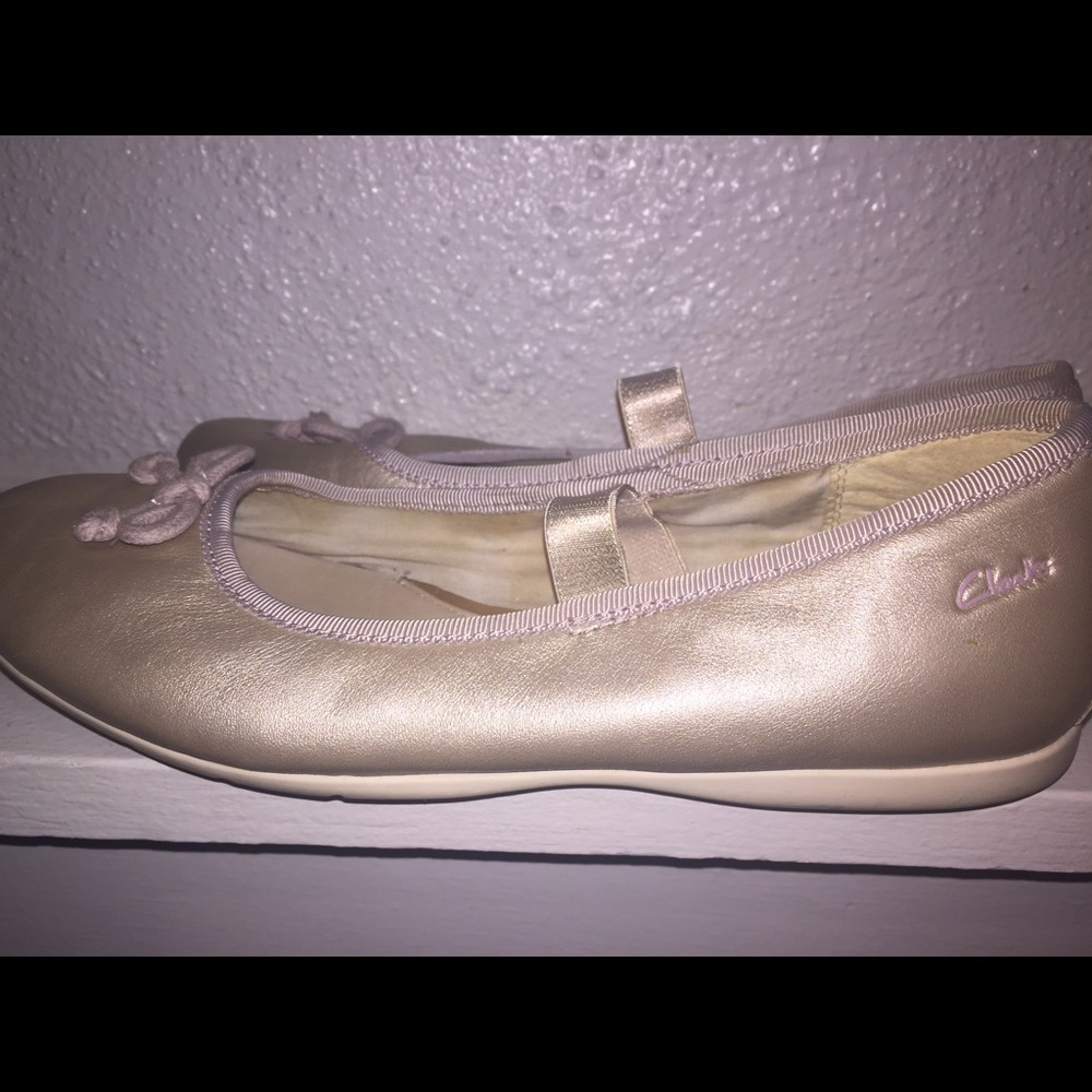 Clarks shoes size 2 1/2 Tan metallic  color
