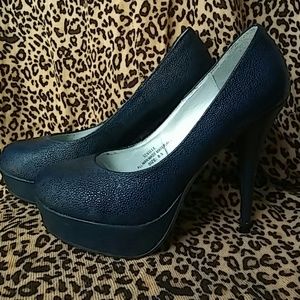 PRICE FIRM..Shoe Dazzle..Seville