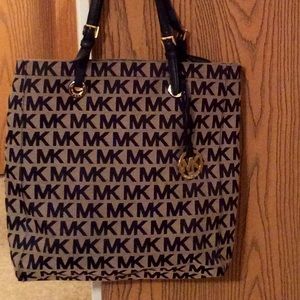 Michael Kors Jet Set Signature Beige/Black ToteEUC