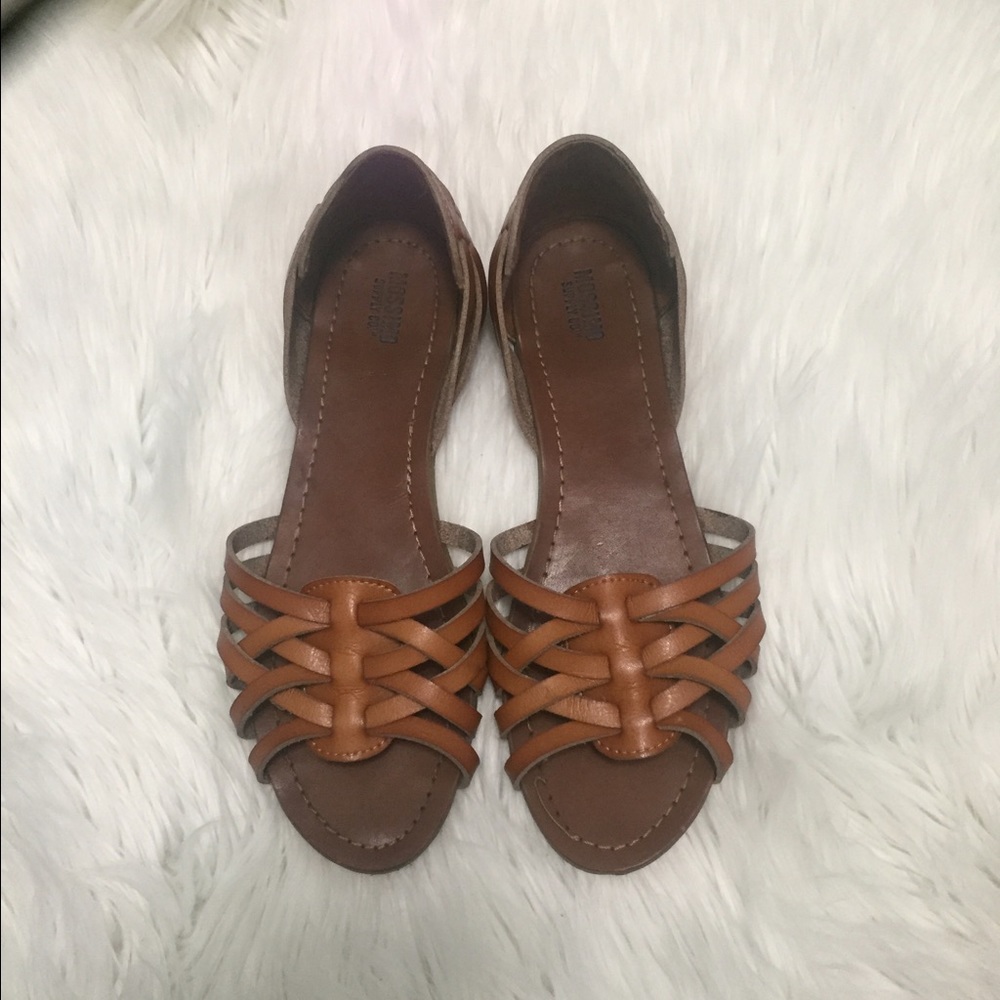 Cute sandals!!